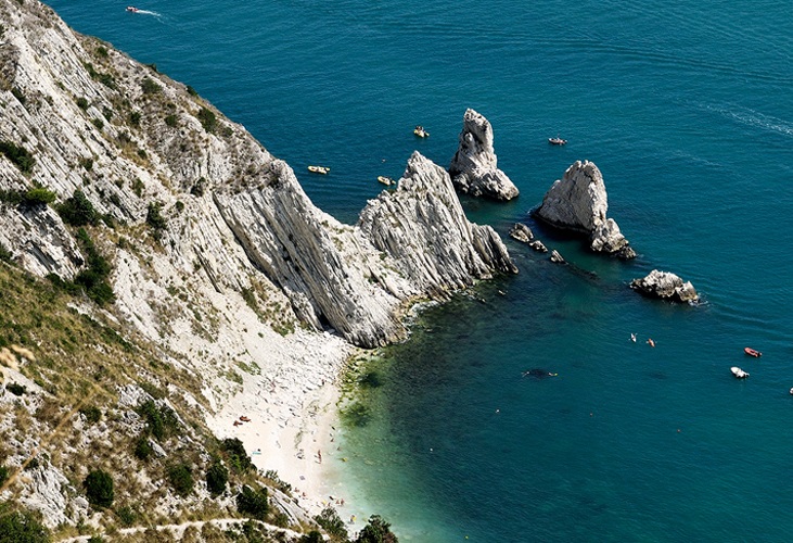 Due Sorelle ("Two Sisters") - beach - Sirolo - Riviera del Conero TV